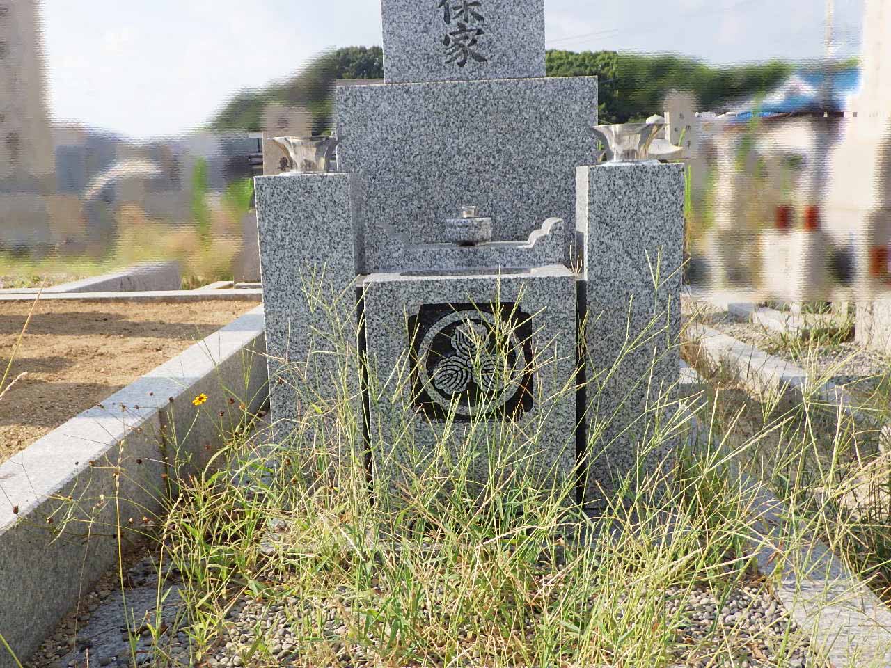 お墓の雑草の草むしりが大変で・・・【除草】 - 奈良の「お墓よろず 